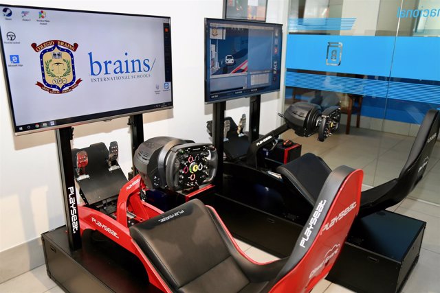 Uno de los simuladores de F-1 en el colegio Brains International School
