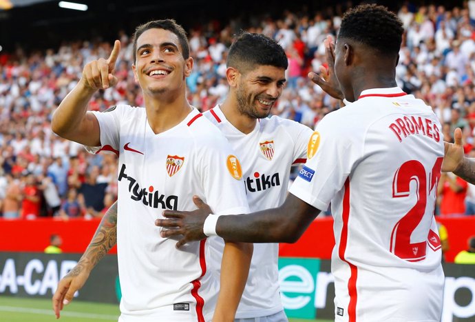 Ben Yedder y Banega celebran un gol del Sevilla F.C.