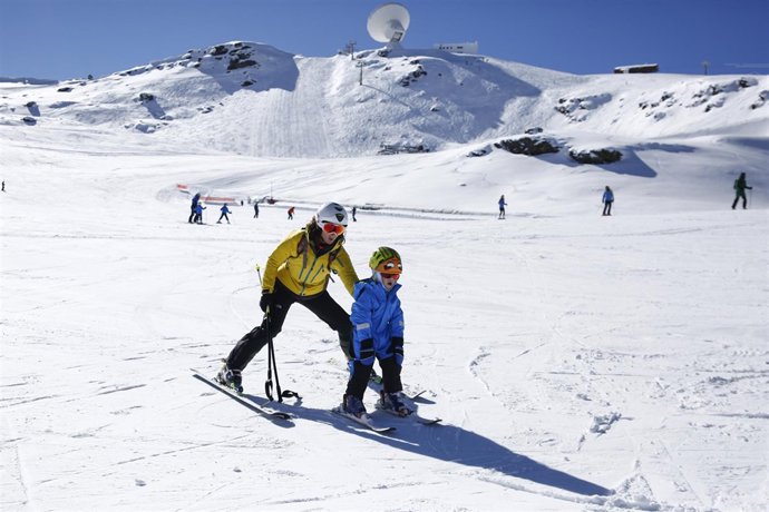 inicio de la temporada de esqui en la estacion de Sierra Nevada