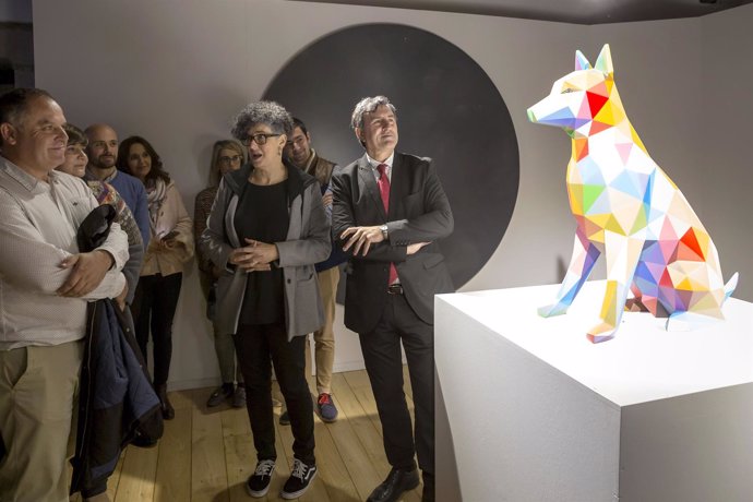 Fernández Mañanes y Marta Sainz de la Maza junto a la escultura de OKUDA