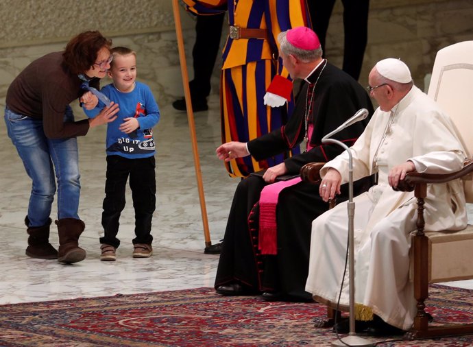 Un niño con autismo sube al estrado en la Audiencia del Papa Francisco