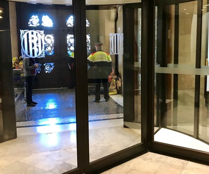 Bomber detingut a l'interior del Parlament durant la manifestació
