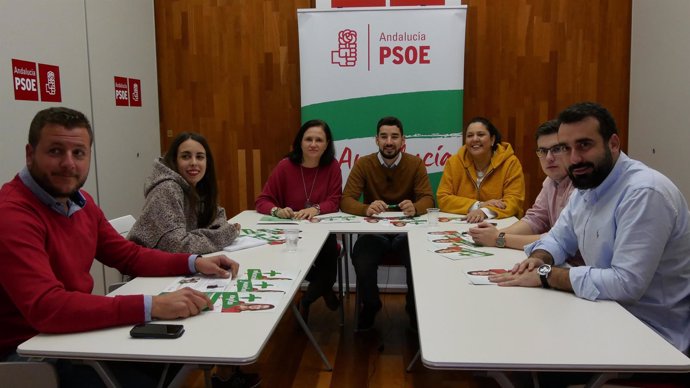 Reifs (centro, al fondo) y Vioque (izda.) en la sede del PSOE