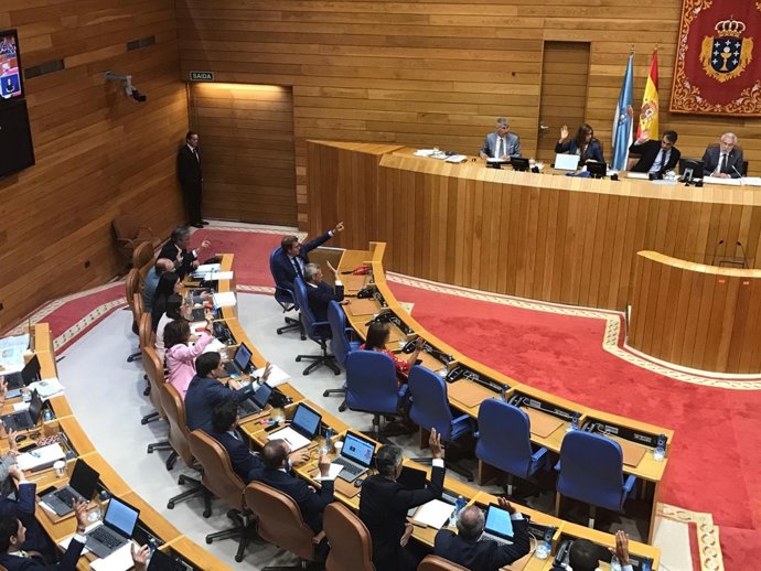 El Parlamento vota a mano alzada al estropearse el botón