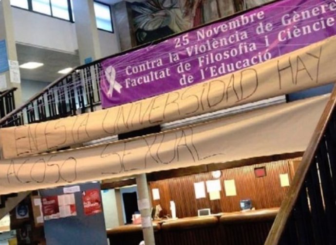 Pancarta contra la violencia machista en la Facultad de Filosofía