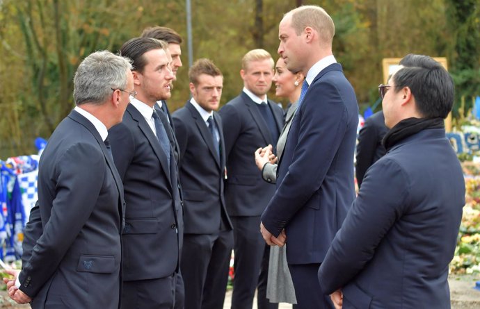 El Príncipe Guillermo visita a los jugadores del Leicester City