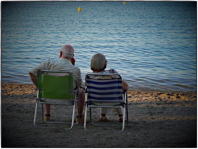 Ancianos en la playa
