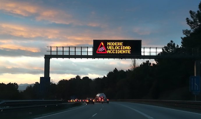 Aviso de retencciones por accidente en la Autopista Y.