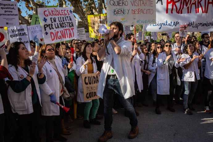 Concentració de metges davant el Parlament de Catalunya en la tercera jornada de