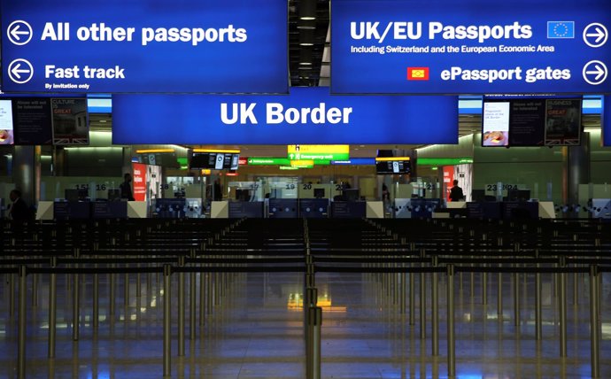 Control de pasaportes en el aeropuerto de Heathrow 