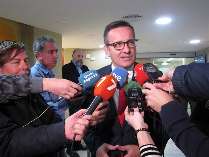 El delegado Diego Conesa atendiendo a los medios. Foto archivo