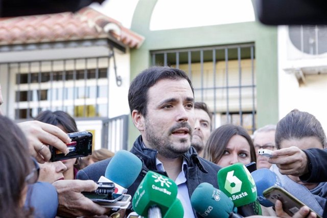 Garzón hace declaraciones a periodistas en un acto de campaña en Puente Genil