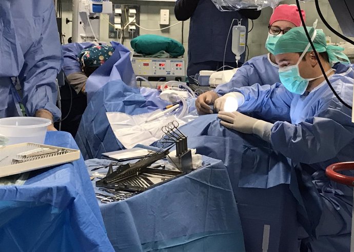 El Macarena instaura a un niño el primer implante bilateral en la misma cirugía