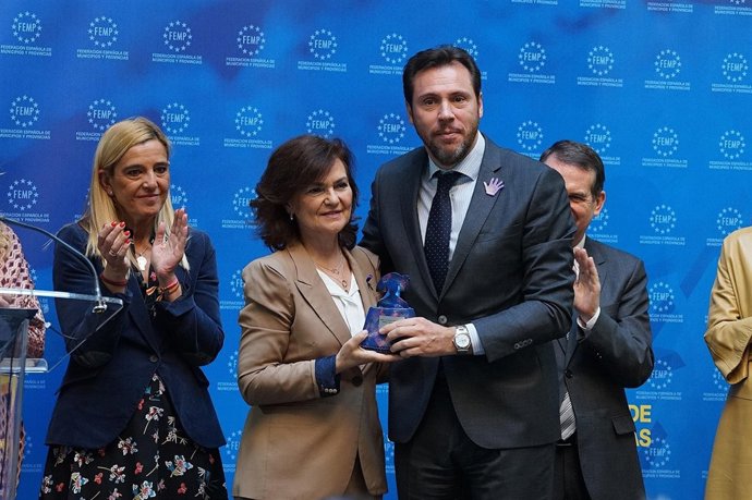 El alcalde, junto a Carmen Calvo, en la entrega del premio de buenas prácticas