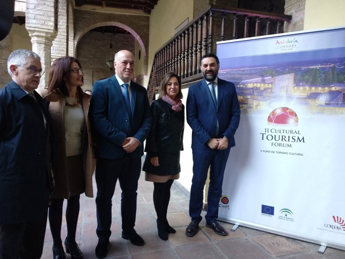 Autoridades en la inauguración del Foro Internacional de Turismo Cultural