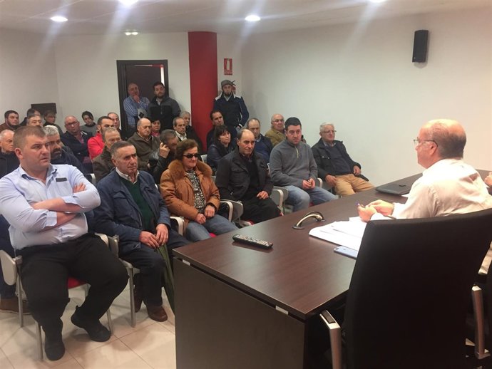 Reunión del PP con ganaderos en Tineo.