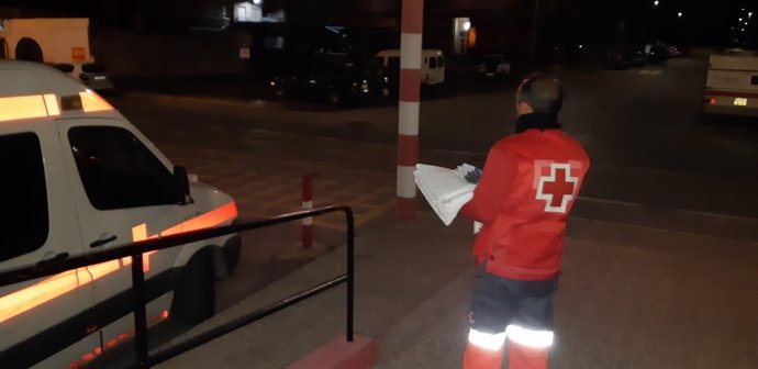 Imagen de servicios Cruz Roja atendiendo patera esta noche en Águilas