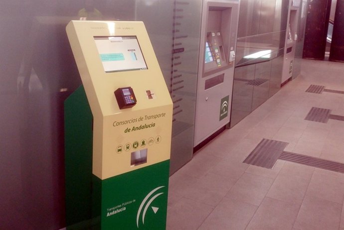 Máquina para la recarga de la tarjeta de transporte en el metro