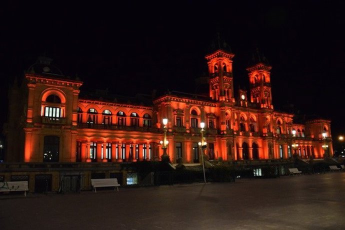 Ayuntamiento de San Sebastián iluminado en rojo