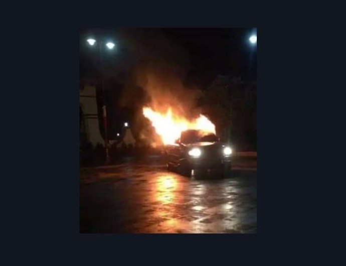 Los vecinos queman la furgoneta de los delincuentes