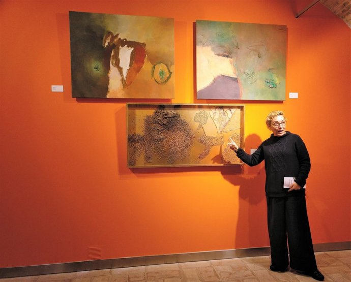 La hija de Josep Guinovart muestra algunas de las obras del artista catalán.