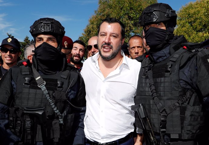 Matteo Salvini junto a policías