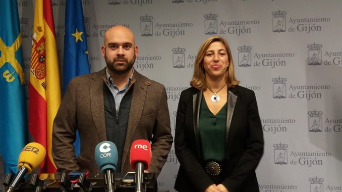 JESÚS MARTÍNEZ SALVADOR (FORO), Y TERESA SÁNCHEZ (DIRECTORA TEATRO JOVELLANOS)