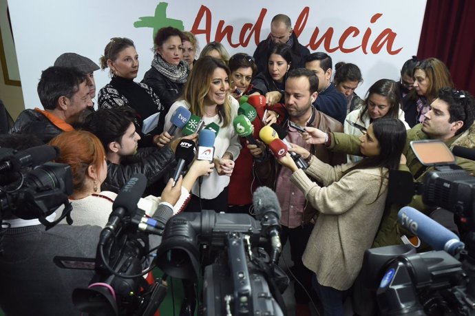 Susana Díaz atiende a los periodistas en Huelva