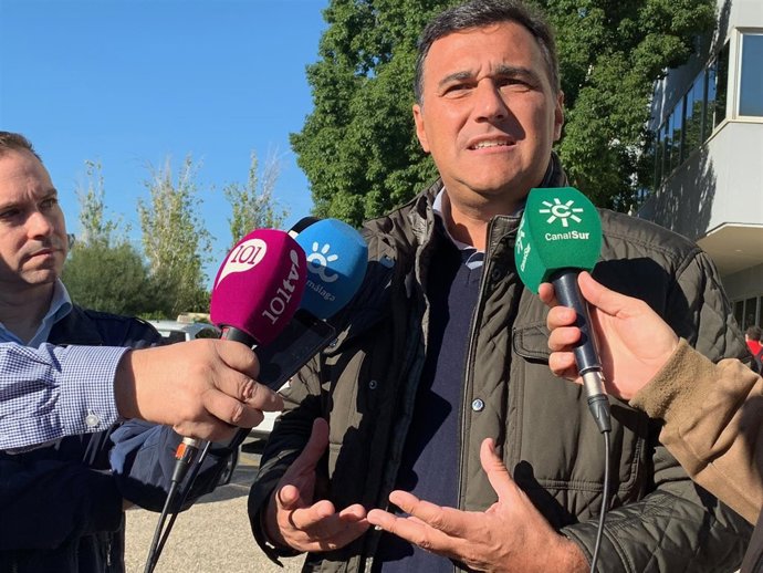 Carlos Hernández White atiende a los medios