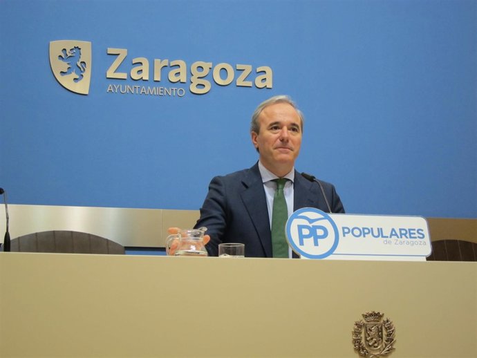 Jorge Azcón este jueves en el Ayuntamiento.