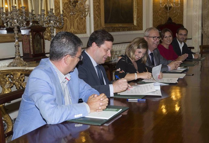 La presidenta de Diputación, Irene García, firma un acuerdo con el SAS