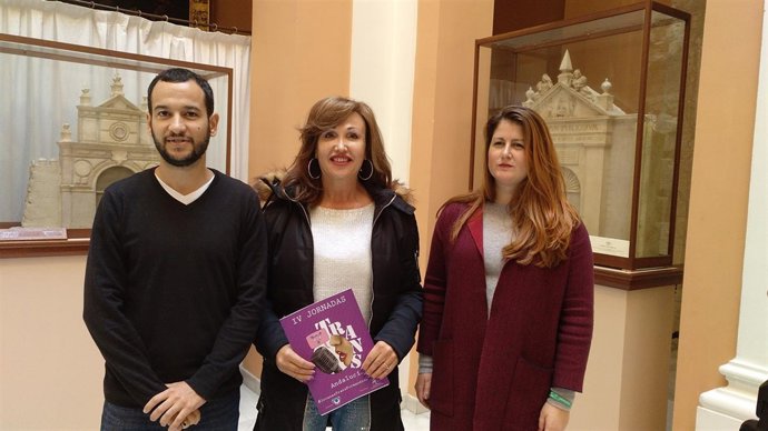 Los portavoces de IU y Participa Sevilla junto a Mar Cambrollé