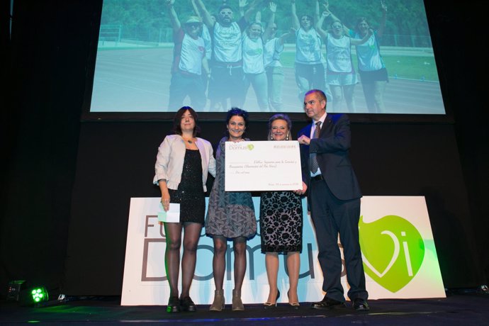 Fundación Domusvi entrega de 10.000 euros a Elekin para investigar en Alzheimer