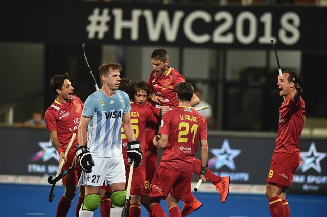La selección española de hockey hierba celebra un gol ante Argentina