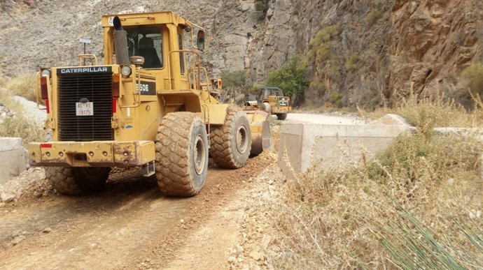 La maquinaria de la Diputación Provincial, trabajando sobre el terreno.