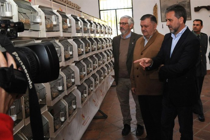 Sánchez (izda.) y Zurera (centro) visitan Avicor