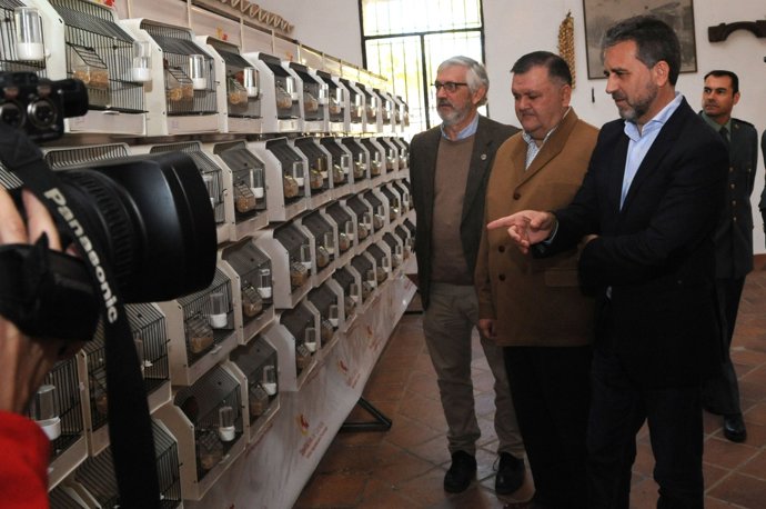 Sánchez (izda.) y Zurera (centro) visitan Avicor