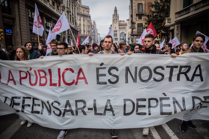 Estudiants  profesores en una manifestación multitudinària a Barcelona