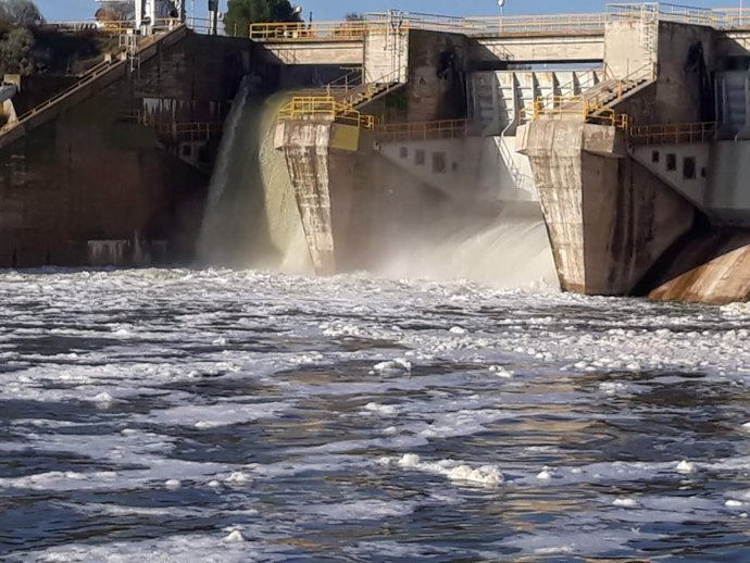 Aparición de espumas en el río Tajo a su paso por la presa de Castrejón