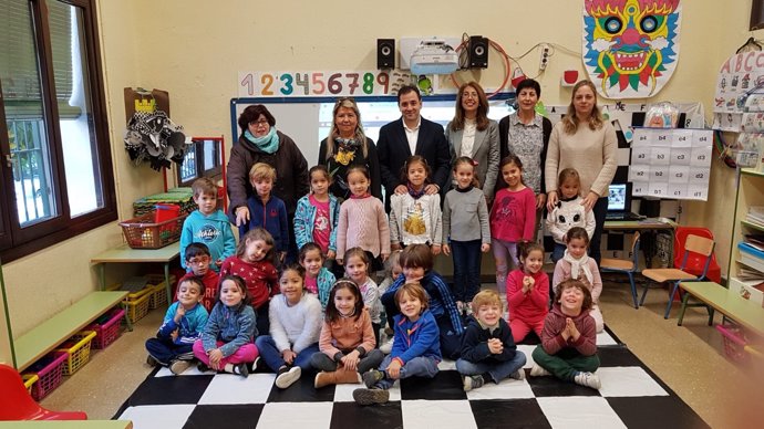 López, junto con la directora del CEIP Enriquez y la maestra galardonada