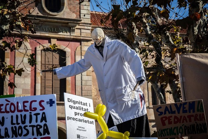 Concentración de médicos ante el Parlament de Catalunya en la tercera jornada de