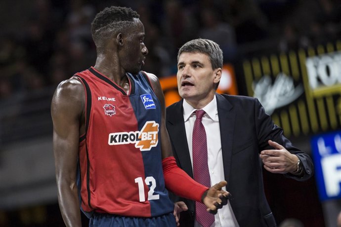 Perasovic habla con Diop