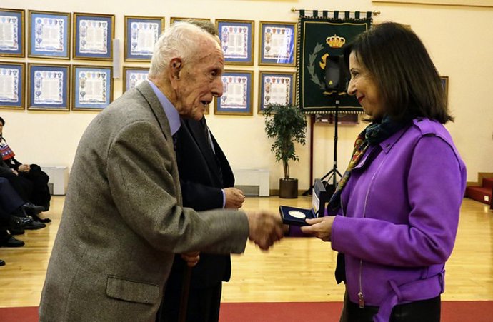 La ministra de Defensa, Margarita Robles, con un beneficiario del ISFAS