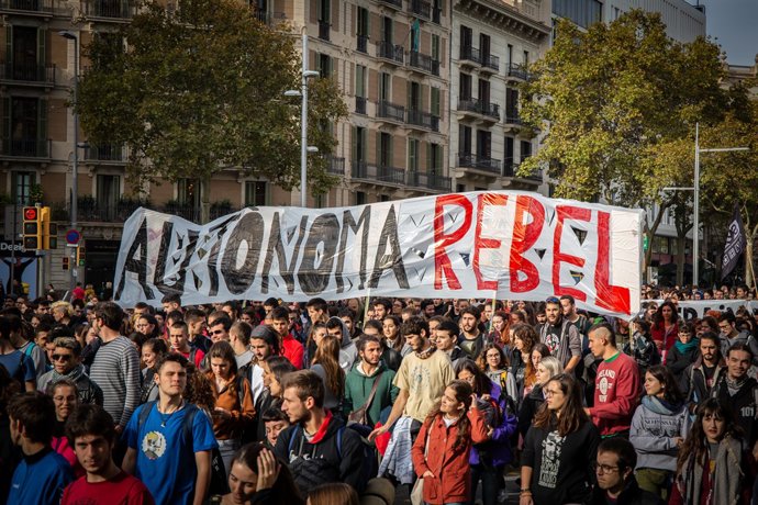 Estudiants i professors s'uneixen al sector sanitari en una manifestació multit
