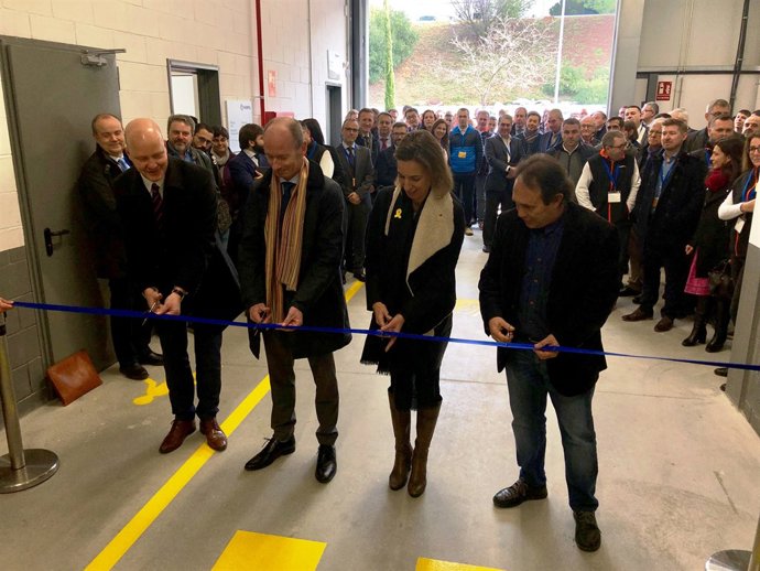 La consellera Àngels Chacón inaugura un centre de Hempel