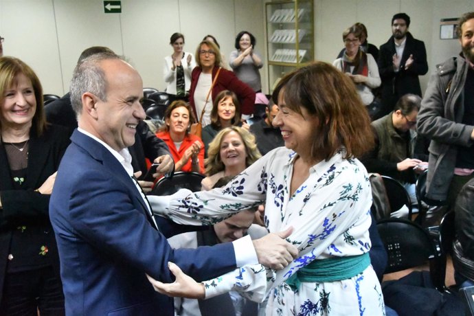Ricardo Mairal, nuevo rector de la UNED, saluda a la candidata Carmen Marrero