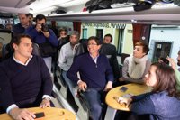 Rivera y Marín se suben al bus de la caravana con los periodistas que cubren la información de Ciudadanos