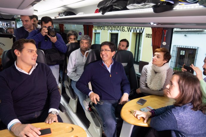 Albert Rivera en Antequera (Málaga) y subiendo a la caravana de prensa con Juan 
