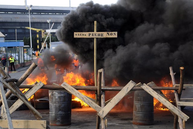 Los trabajadores de Alcoa queman neumáticos horas antes de iniciar la huelga