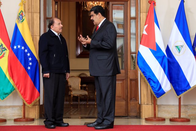 Venezuela's President Nicolas Maduro (R) speaks with Nicaragua's President Danie